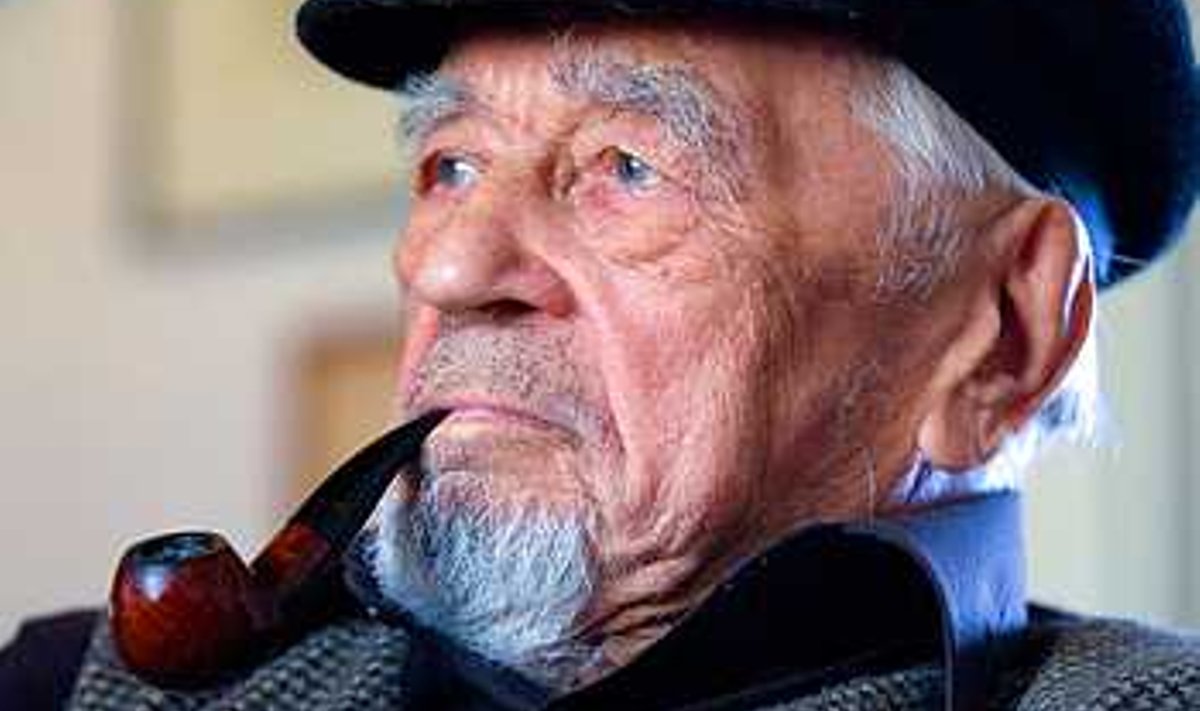 MEREKARU: Piip hambus ja kaptenimüts peas olid Elmar Annikol ka tema 100. sünnipäeval. Tiit Blaat