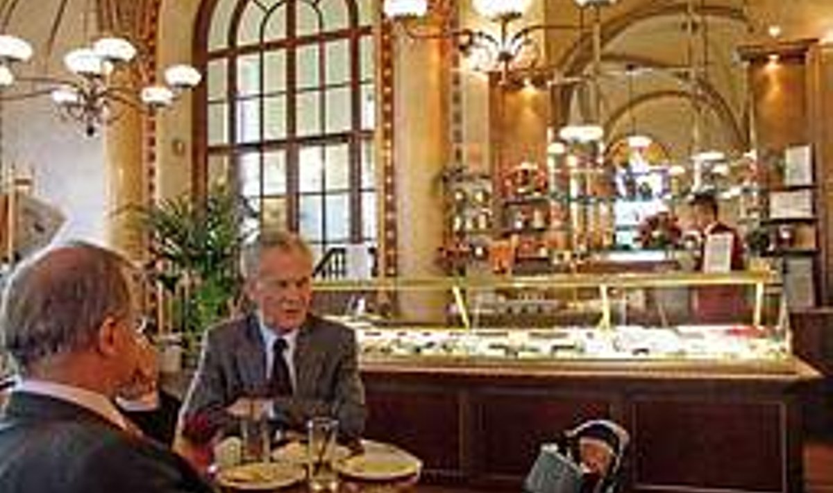Cafe CentralI stammkunded: Kohvikukultuuri kannavad Viinis edasi saja-aastased kohvikud ja peaaegu sama vanad külastajad. Eneli Mikko