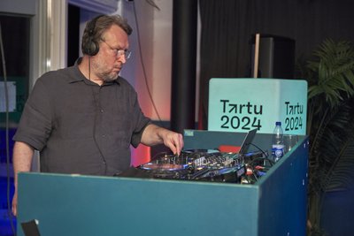 Areeni disko klubis Sulps, DJ-puldis on legendaarne Siim Nestor.