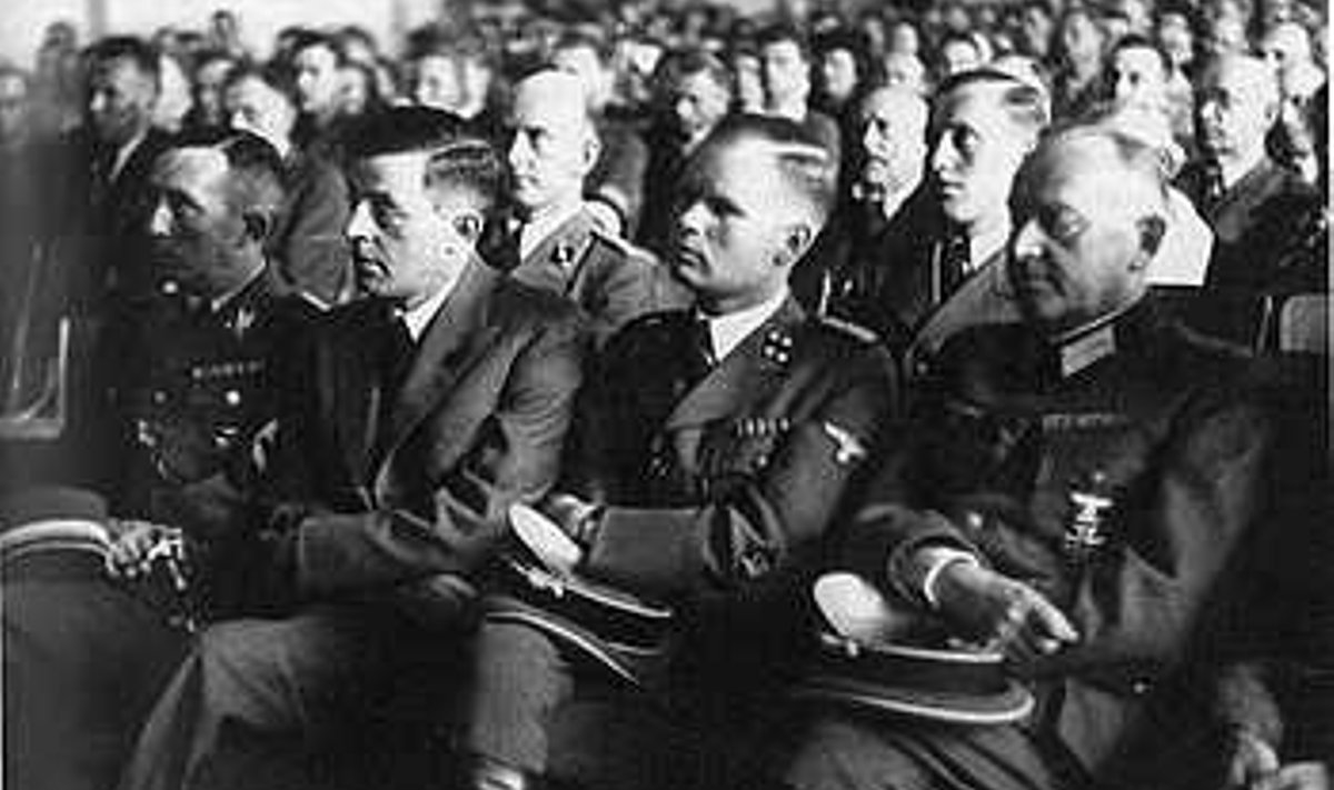 VASAKULT KOLMAS EESTI JULGE­OLEKU­POLITSEI JA SD ÜLEM STURM­BANN­FÜHRER MARTIN SANDBER­GER: Tema alluvuses oli 1943. aastal Eestis 2174 inimest, vaid 103 neist olid sakslased, ülejäänud seega eestlased. Vasakult esimene Eestimaa Kindral­komis­sariaadi Esimese Pea­valitsuse ülem (1941–42) SA-Brigade­führer Otto von Halden­wang, teine Soome julgeoleku­politsei ülem Aaro Anthoni ning paremal Tartu väli­komandant oberst­leutnant Hans Gosebruch 1942 Vane­muise teatris. Repro raamatust