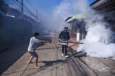 SUITSU NÄKKU: Mees peletab Taimaal dengue palavikku levitavaid sääski.