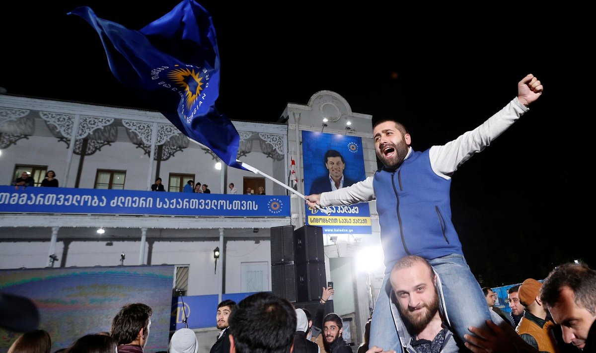 Erakonna Gruusia Unistus toetajad tähistasid möödunud nädalavahetusel Thbilisis oma liikme võitu: pealinna hakkab juhtima endine jalgpallur Kahha Kaladze.