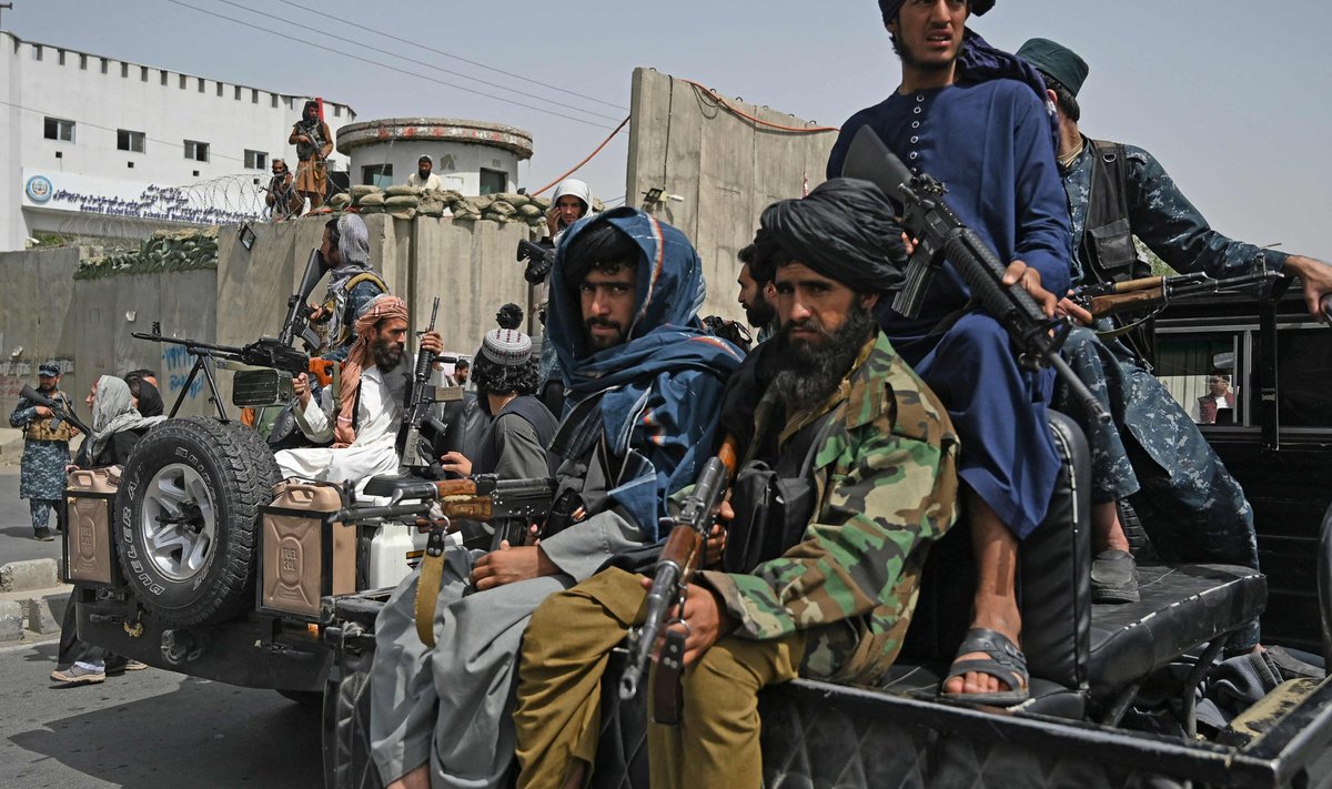 Relvastatud Talibani võitlejate kohalolu heidutab naisi kodust väljumast.