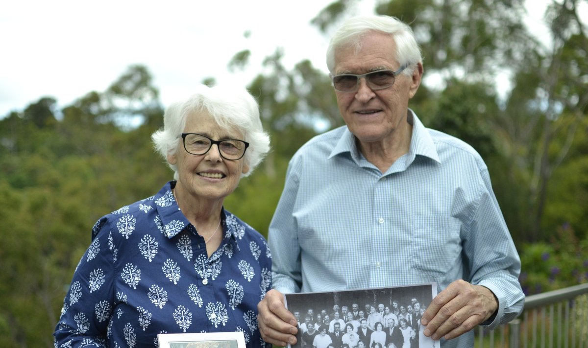 Austraalias elava Hardy Roseni eesti vanaisa Karl Romm juhtis 1920-ndatel Päevalehe tsinkograafiat. Hardy ja Joan oma Sydney kodu rõdul, käes Rommide perepildid.