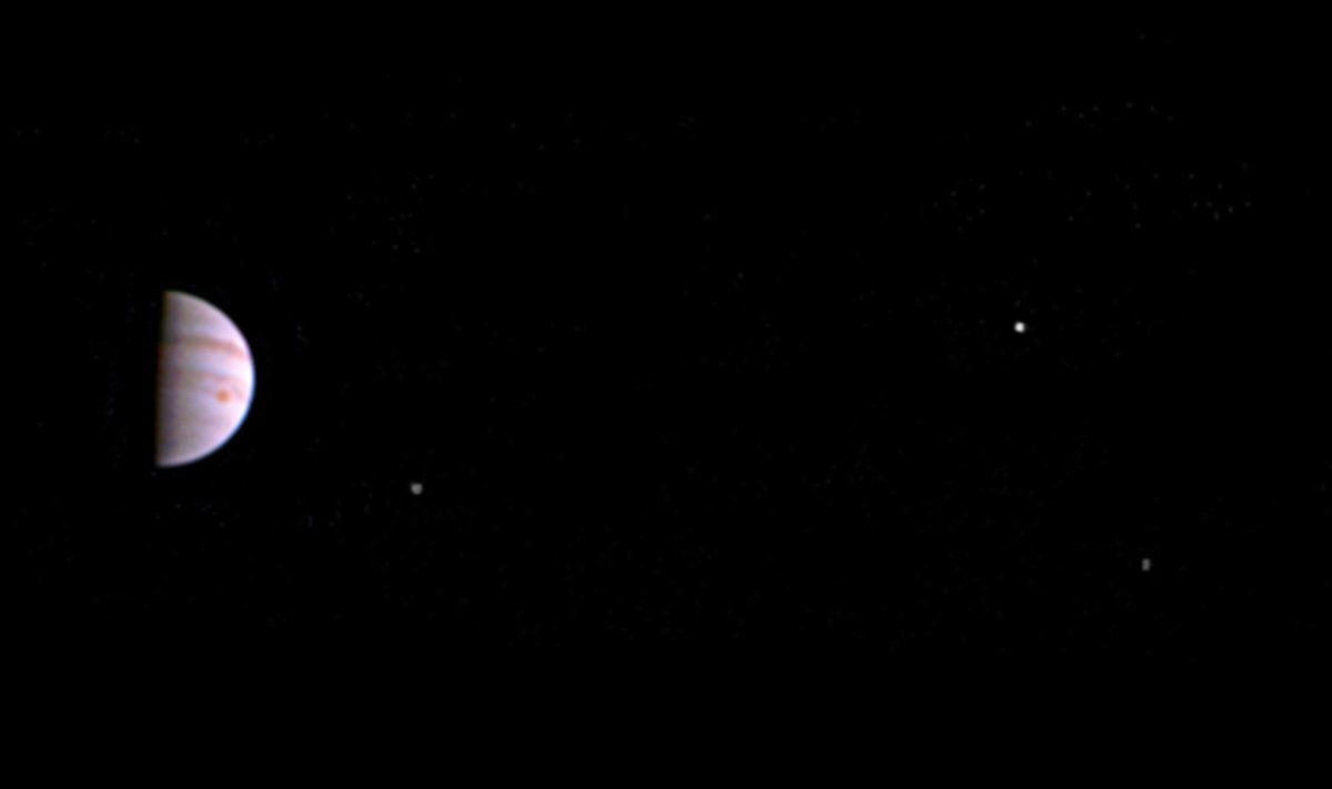 Üks esimesi Jupiterist tehtud pilte, mille autoriks hiljuti hiidplaneedi orbiidile jõudnud tehiskaaslane Juno. 