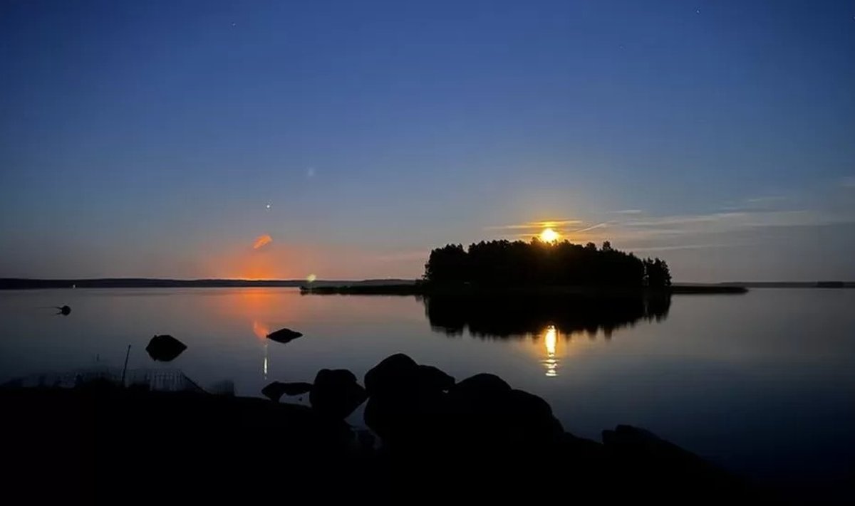 На этом снимке, сделанном отдыхающей Эльмери Раси, слева видны дым и оранжевый отблеск от газового факела на "Портовой"