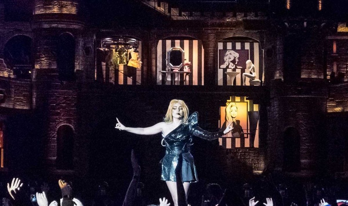 Lady Gaga, seljas moemajade loodud hullused, esitas lauluväljakul oma loomingut gootilikus lavalossis.