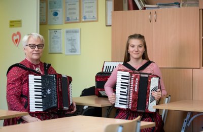 „Me hakkame juba lasteaias õppima,” selgitab Engel (paremal). „Lood jäävad ise meelde.”