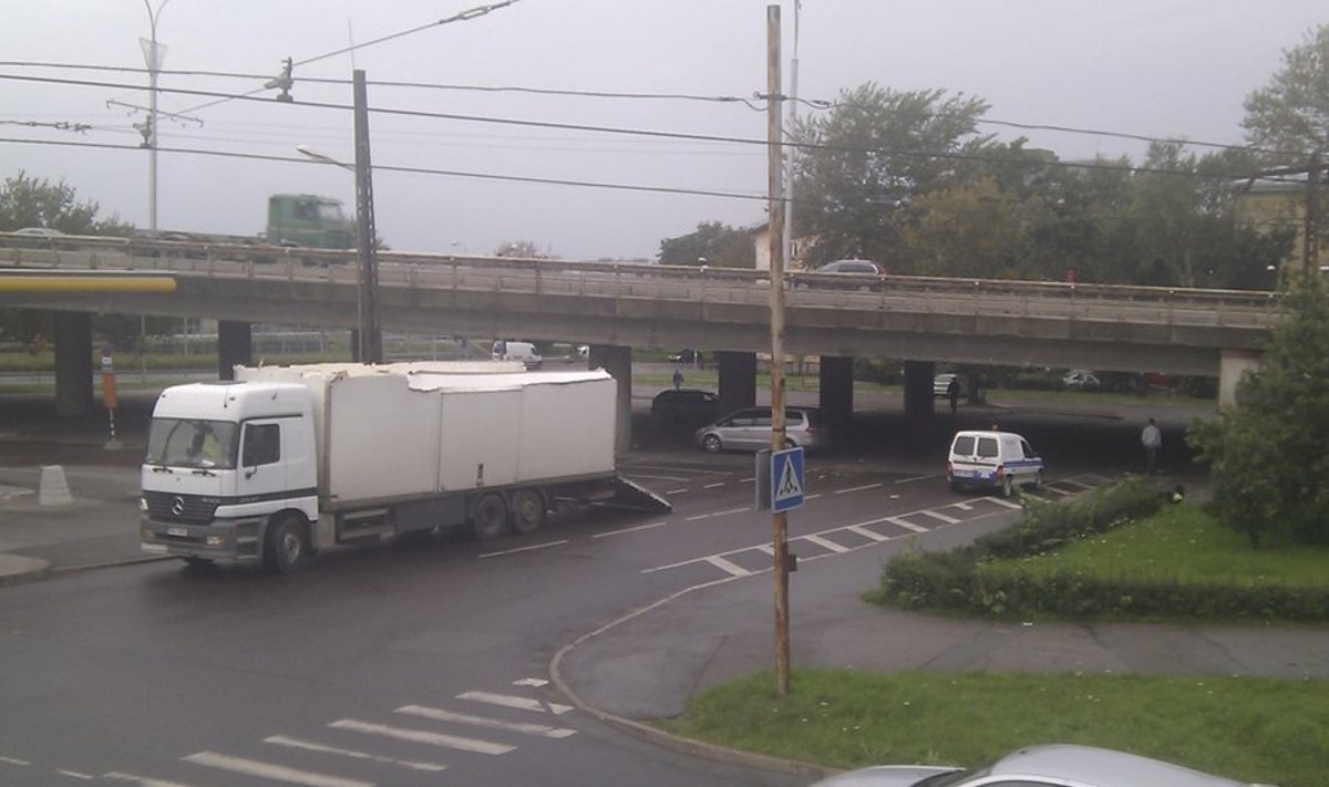 Pärnu maante viadukti alla jäi furgoon kinni ning sõitis katuse maha.