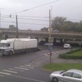 FOTOD: Furgoonauto jäi Pärnu mnt viadukti all katusest ilma