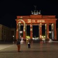 Правда ли, что на Бранденбургские ворота в ночь на 8 мая спроецировали Знамя Победы?