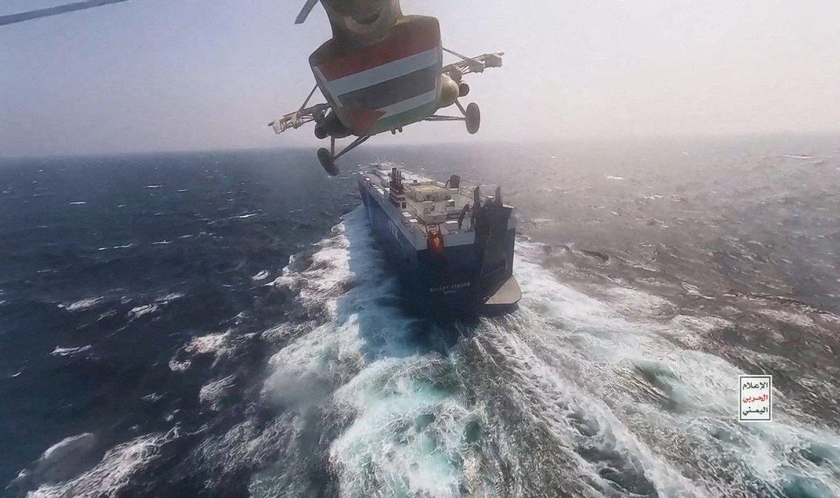 Военный вертолет Хуситов над торговым судном в Красном море