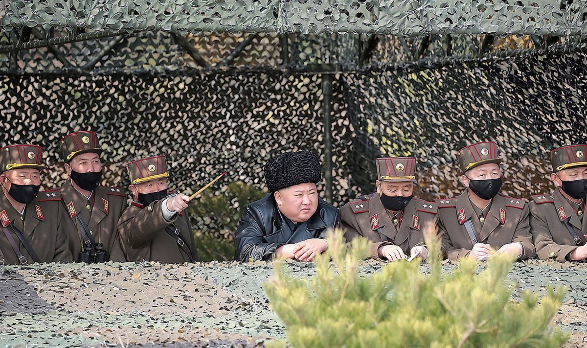 Põhja-Korea juht Kim Jong-un käis möödunud kuul salajases asukohas sõjaväeõppust vaatamas.