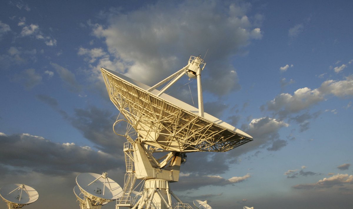 New Mexicos asuv teleskoobisüsteem, mille abiga raadiolainete pursete lähtepunkt selgeks tehti.