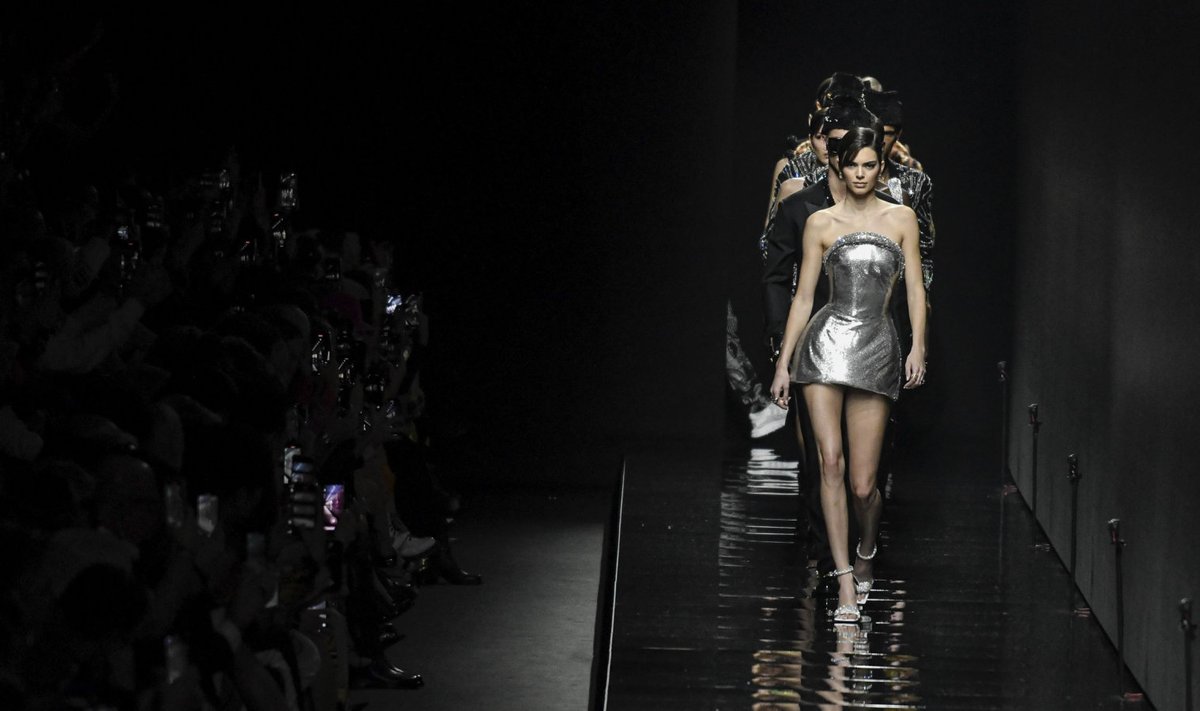 Показ Versache на Неделе моды в Милане