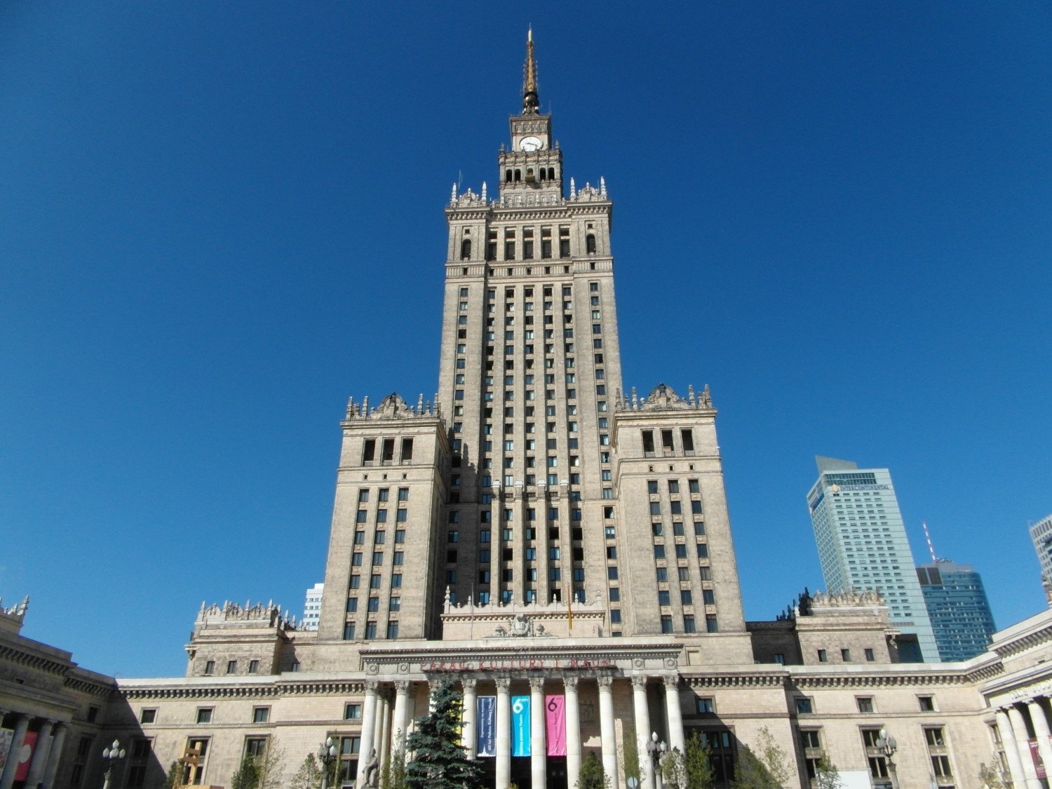 Высотка в варшаве. Варшавская высотка. Сталинка в Варшаве. Сталинская высотка в Варшаве фото. Высотка по Варшавскому.