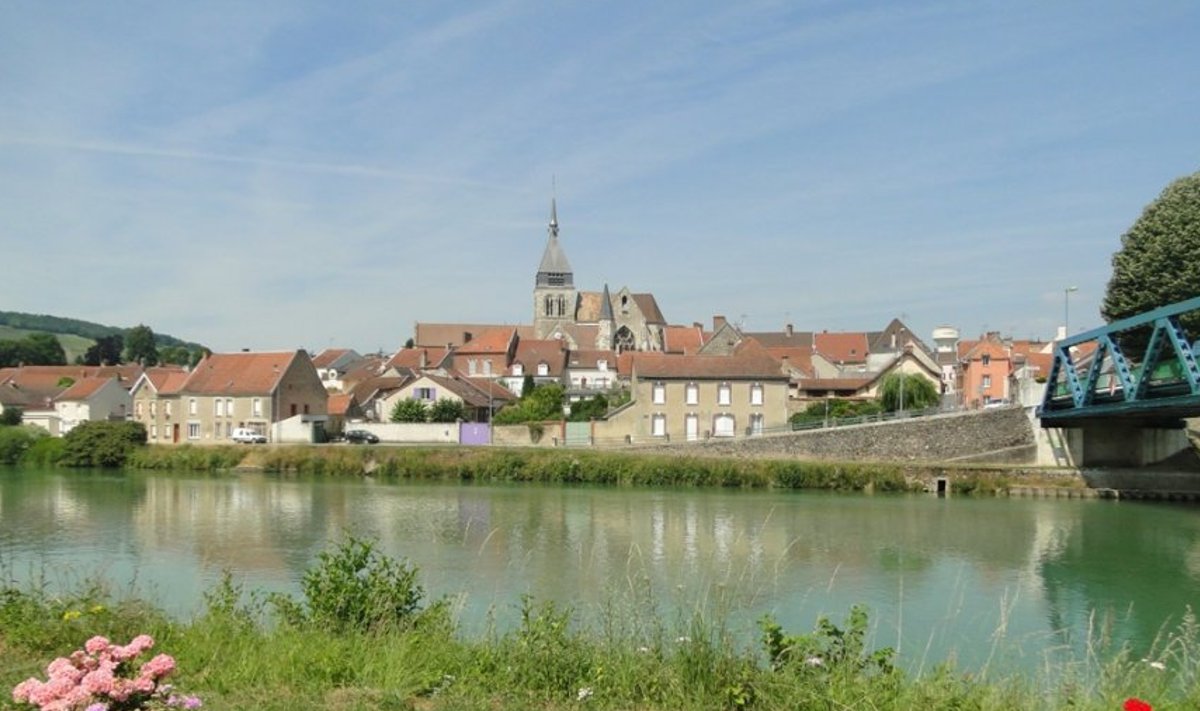Idülliline väikelinn Marne’i jõe ääres.