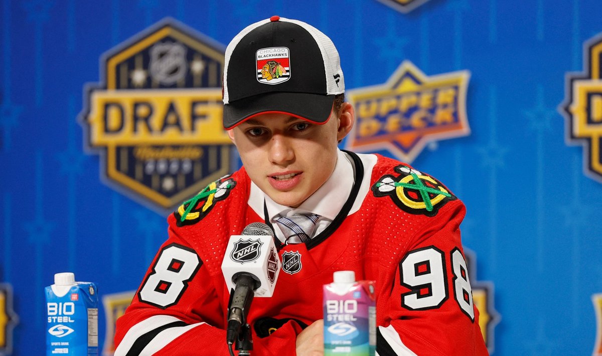 Connor Bedard kuulub nüüd Chicago Blackhawksi ridadesse..