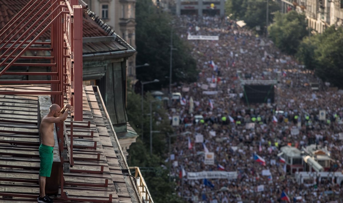 Üks prahalane jälgis üleeile Wenceslase väljaku äärse maja katuselt meeleavaldust, kuhu oli tulnud kümneid tuhandeid tšehhe.