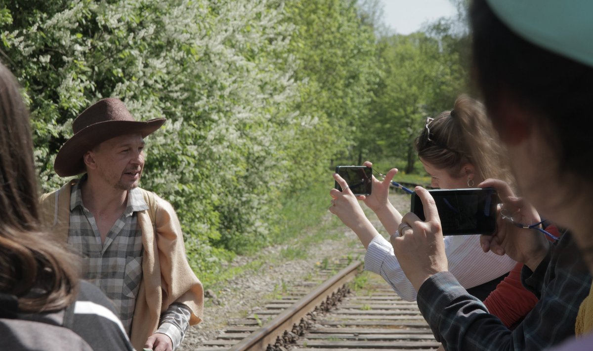 See pole preeria, vaid Paljassaare, mille üks eraklik karakter on otsustanud oma pelgupaigaks valida, et kauboiunelmaid läbi mängida... Fotol giid Meelis Põdersoo 