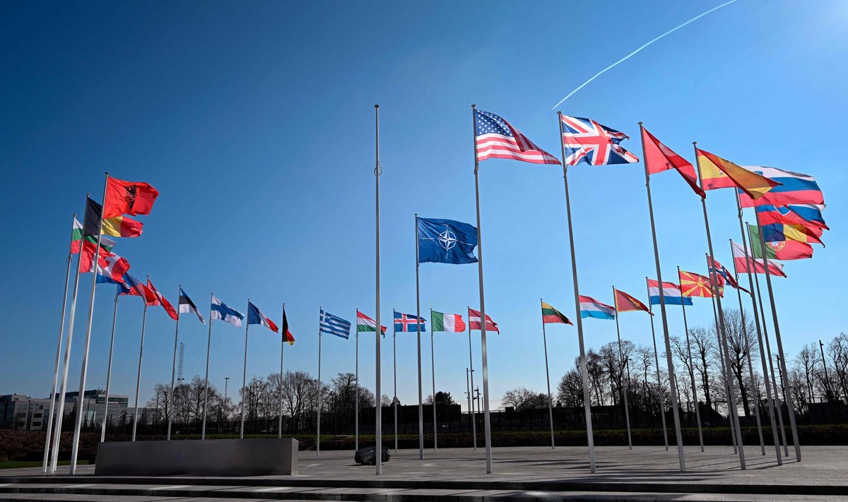 NATO peakorteri liikmesriikide lippude hulgas on tühi mast, kuhu heisatakse Rootsi lipp.