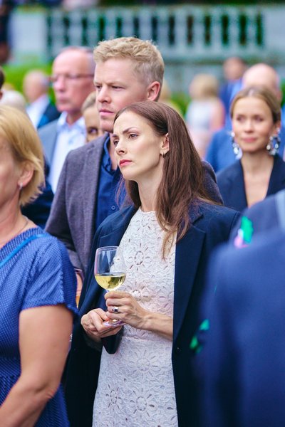 TERASELT on noore kultuuritegelase, lavastaja Priit Põldma kõnet kuulamas näitlejad Priit ja Maiken Pius.