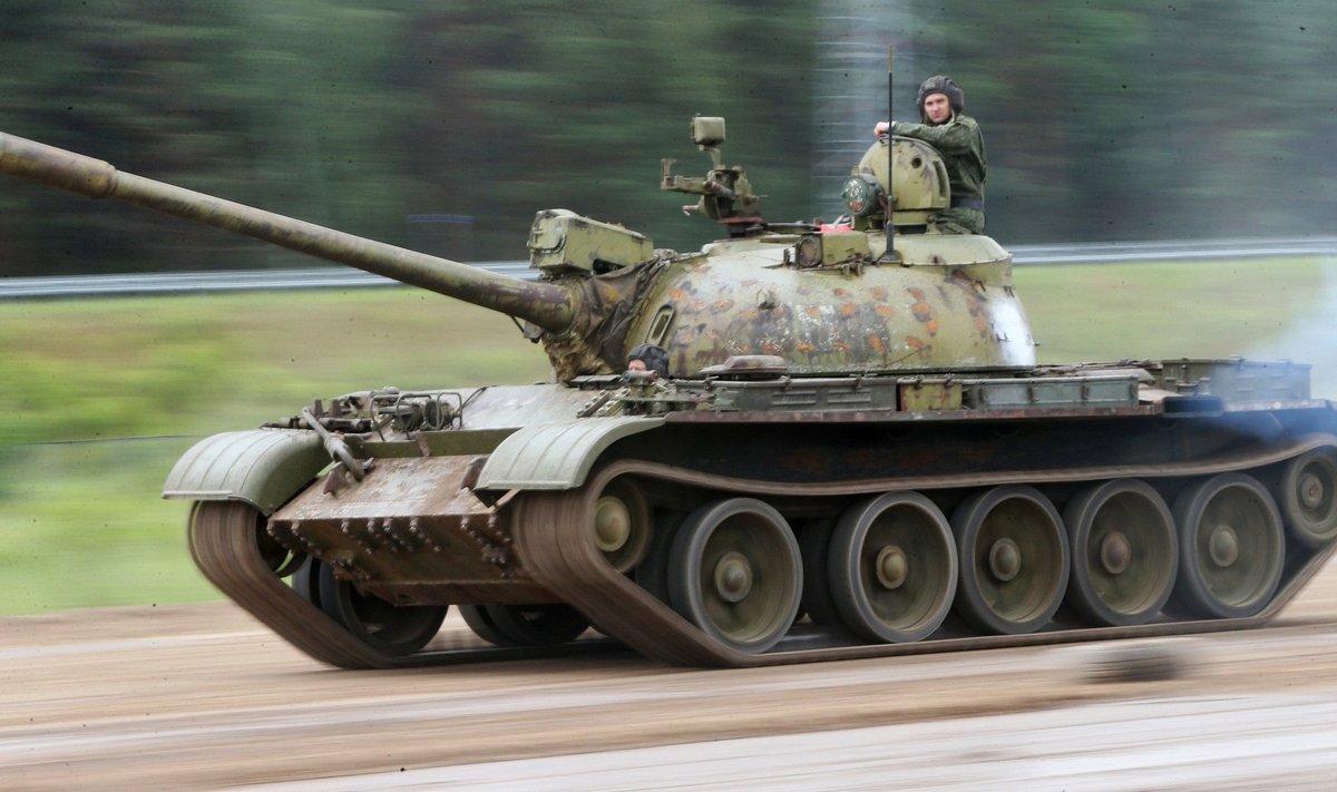 Igivanadel tankidel T-54 tuleb jälle sõjateed sõita.