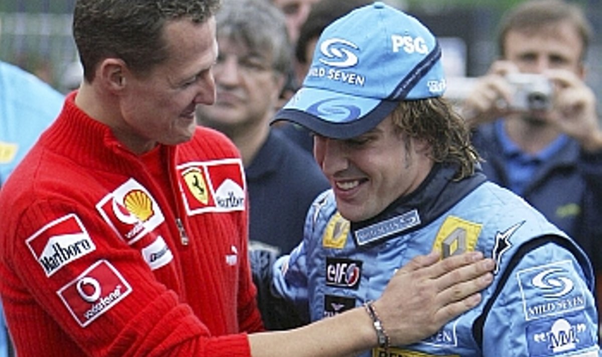 ÜHE AJASTU LÕPP? Viimase viie aasta maailmameister Michael Schumacher (vasakul) õnnitleb värskelt troonile tõusnud Fernando Alonsot. Renault
