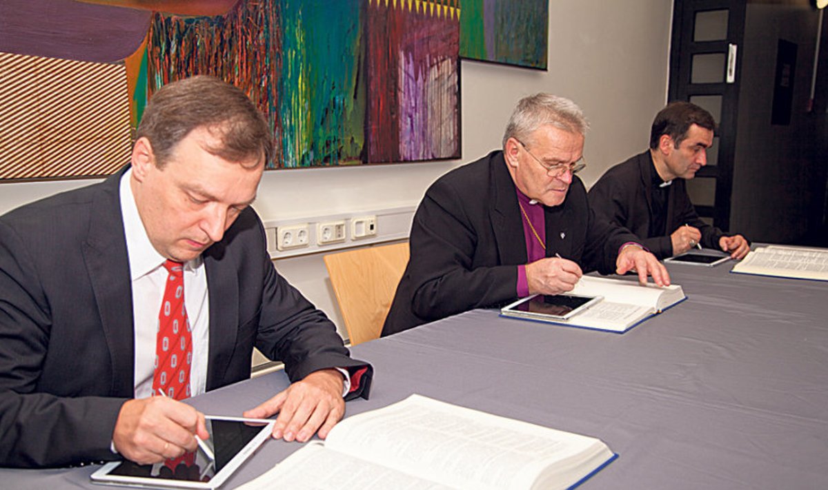 Kirikujuhid Rahvusraamatukogus piiblit ümber kirjutamas. Vasakult: baptist Meego Remmel, luterlane Andres Põder ja katoliiklane Philippe Jourdan.