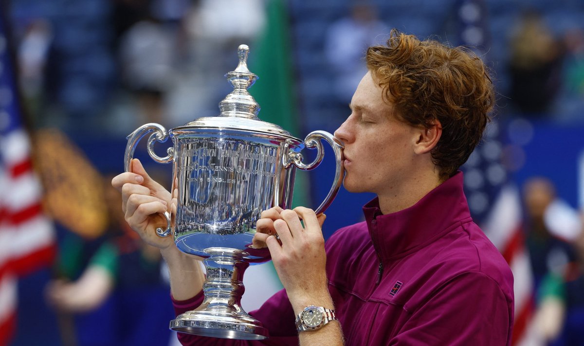 Jannik Sinner US Openi võidutrofeega.