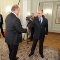 ФОТО: Путин наградил юбиляра Зюганова орденом и сделал подарок "с серьезным намеком"