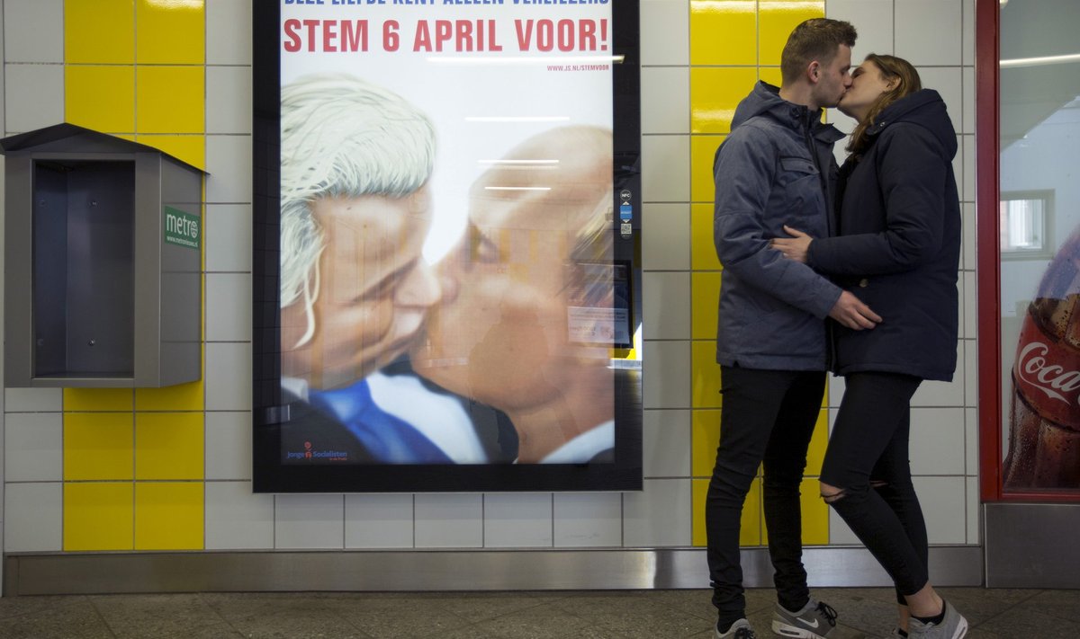 Lepingu toetajate plakatil suudleb euroskeptiline poliitik Geert Wilders president Putinit.