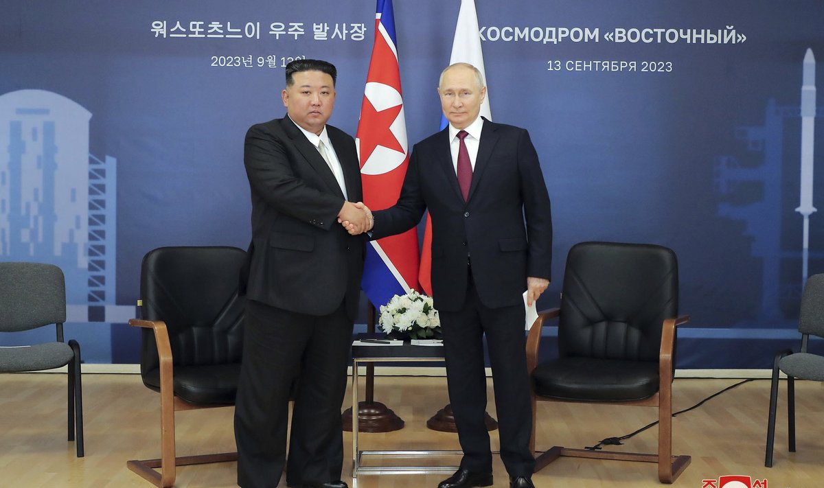 Põhja-Korea ja Venemaa juht suruvad enne läbirääkimisi kätt.