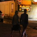 KÕMUKLÕPS: Marianne Mikko jalutas värske rootslasest abikaasaga käsikäes öises Tallinna vanalinnas