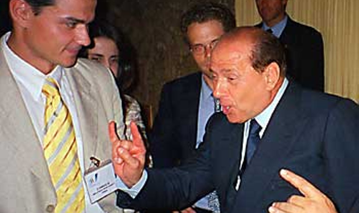 FORZA ITALIA: Silvio Berlusconi (paremal) näitab Brüsselist kohale lennanud ajakirjanikule oma parema käega märki Corna (Sarved), mida itaallased kasutavad halva õnne vastu. ALL OVER PRESS BALTIC
