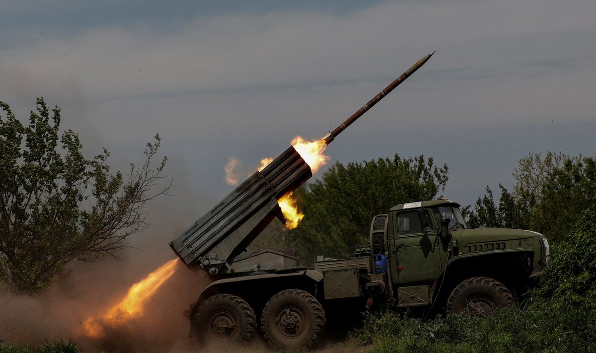 ANNAME TULD: Ukrainlased lasevad Vene armee pihta Bahmuti lähedal Gradi reaktiivmürske. Pilt reedest, 19. maist.