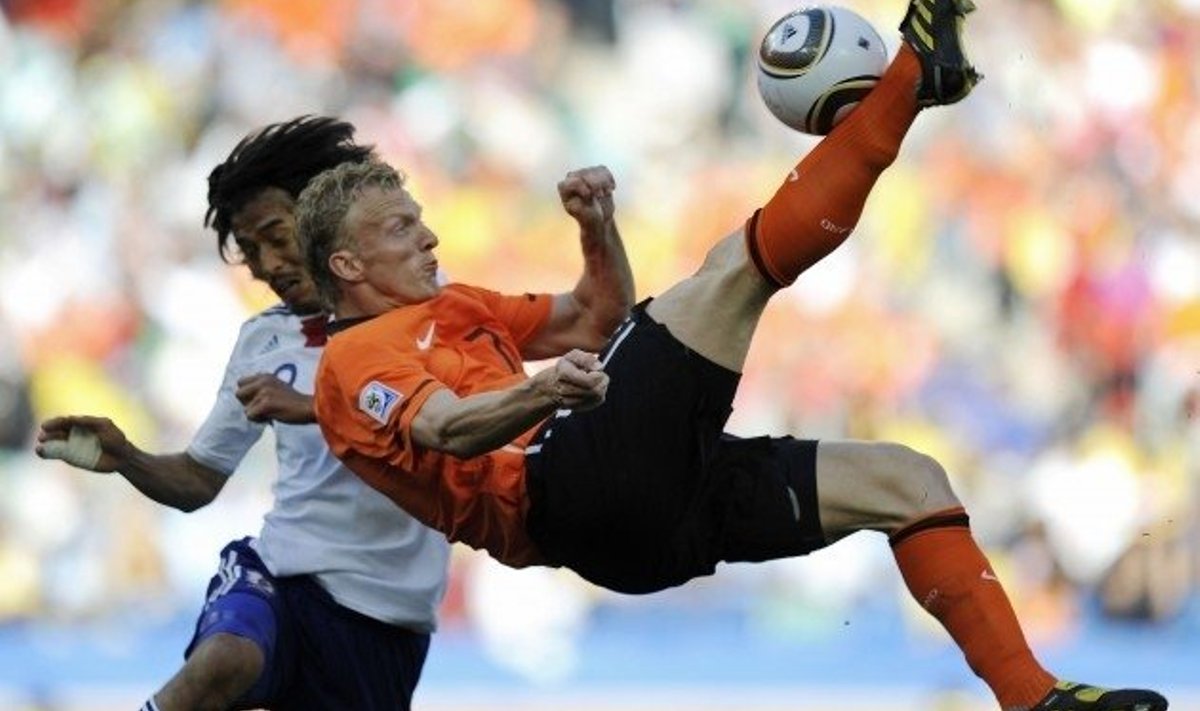 Jalgpalli MM, Hollandi ründaja Dirk Kuyt üritab käärlööki kohtumises Jaapaniga