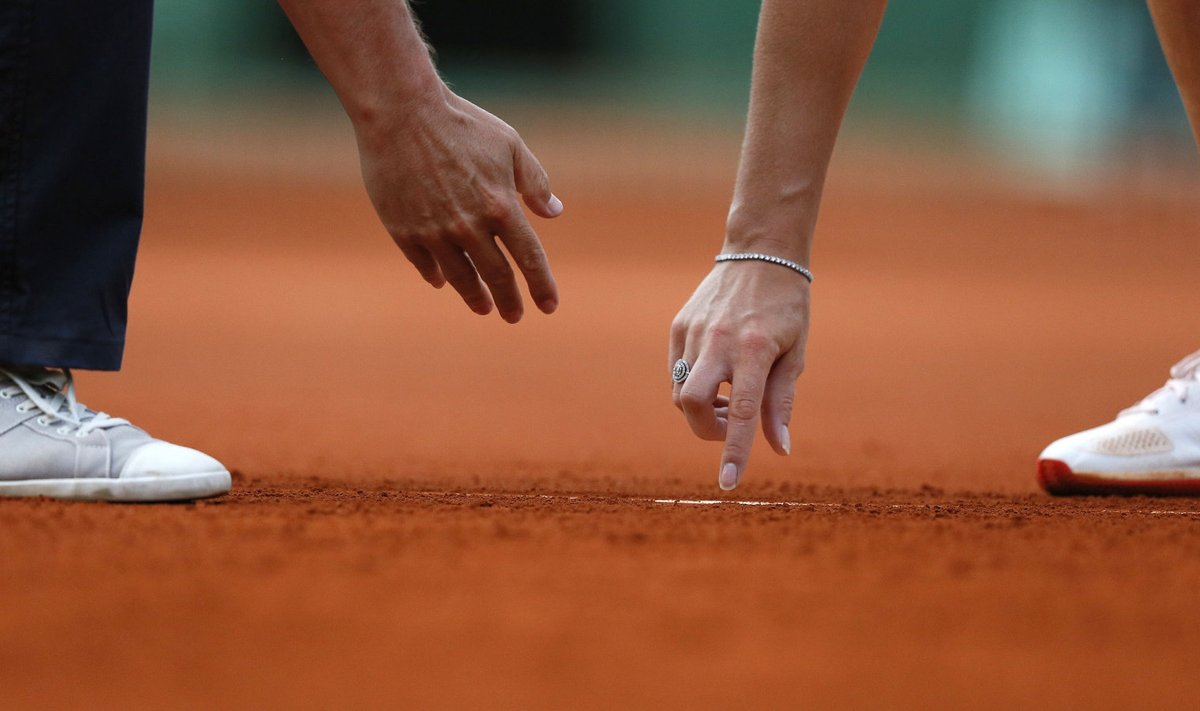 Caroline Wozniacki näitab pukikohtunikule jälge mängus Kaia Kanepi vastu 2012. aasta French Openi kolmandas ringis.