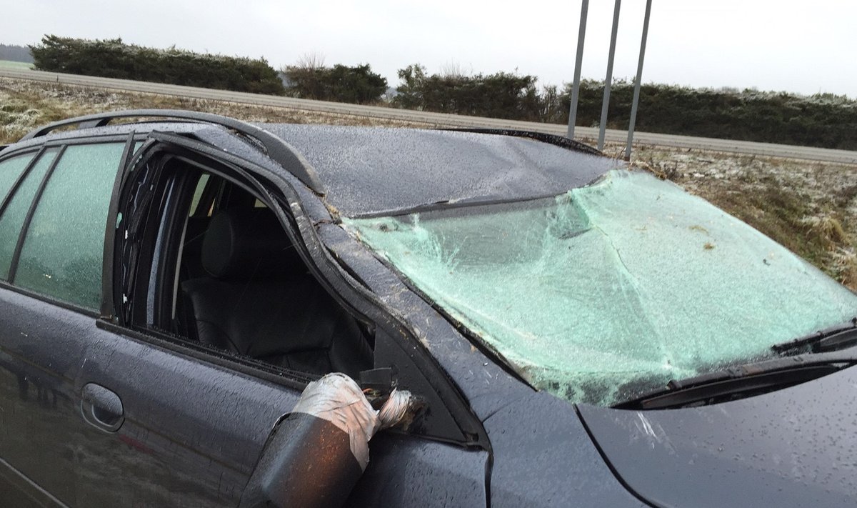 BMW juht kaotas pärast möödasõitu auto üle kontrolli ja sõitis teelt välja