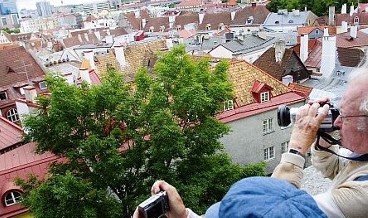Turistid Tallinna vanalinna uudistamas
