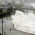 FOTOD-VIDEOD: Jaapani rannikuasulaid räsisid kuni 13-meetrised lained