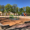 ФОТО: В Кадриорге установлена карусель для детей с особыми потребностями