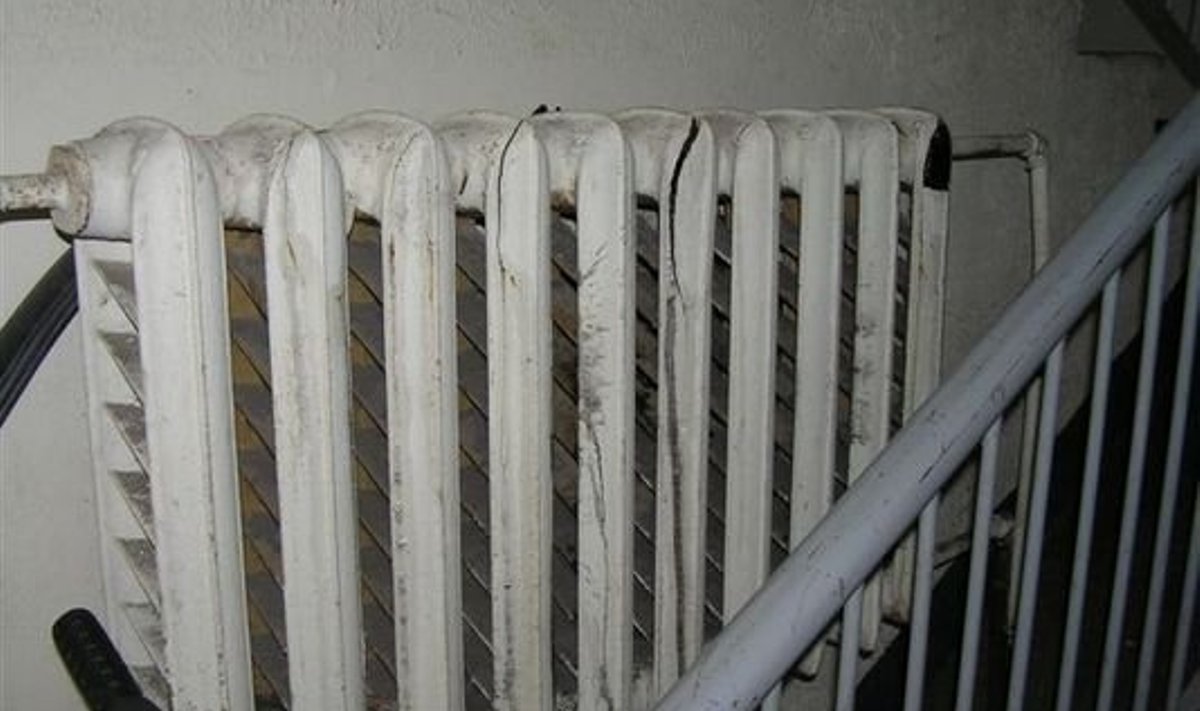 Ettevaatust - KÜLM. Nii juhtub kui majarahvas ei hoolitse uste ja akende kinnioleku eest külmal ajal (Foto: www.taebla.ee)