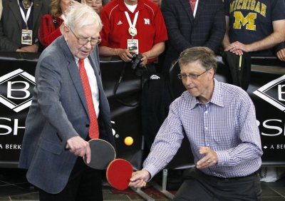 Miljardärid Buffett ja Bill Gates pärast Berkshire'iüldkoosolekut pinksi mängimas. Kauaaegsed sõbrad mängivad siiani koos ka bridži.