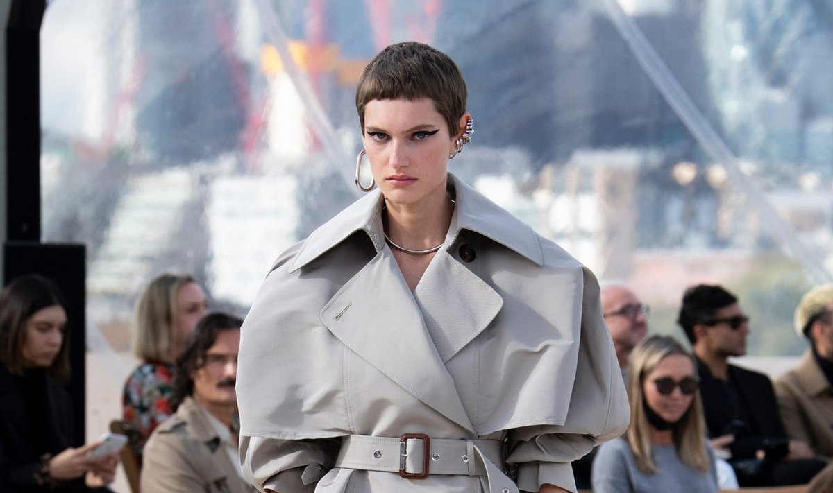 Alexander McQueeni kevadkollektsioonist leiab trentškoti, mis võiks jahedamal päeval asendada ka kleiti.