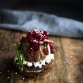 RETSEPTID | Mõtled, mida homseks lauale panna? Kodumaast inspireeritud heeringamarjavaht, peedis marineeritud maks musta leivaga ja küpsisepallid sobivad ideaalselt!