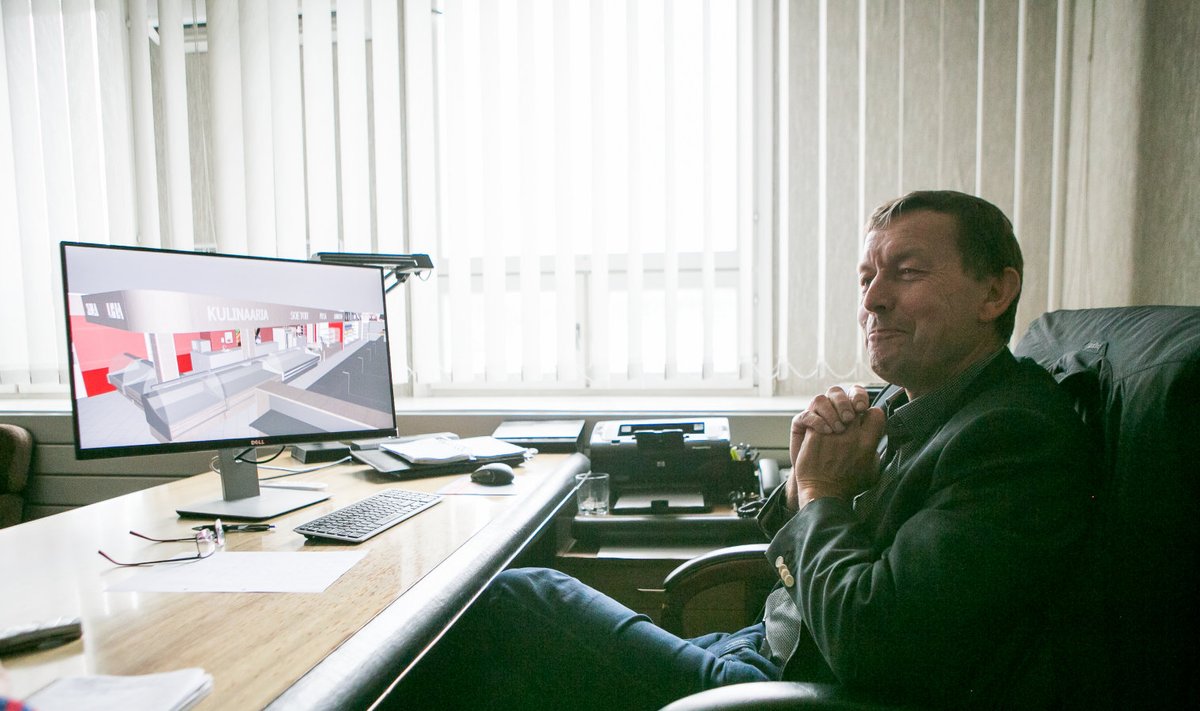 Kalle Koov näitab arvutiekraanilt, kuidas Tooma kauplus hakkab edaspidi seestpoolt välja nägema.