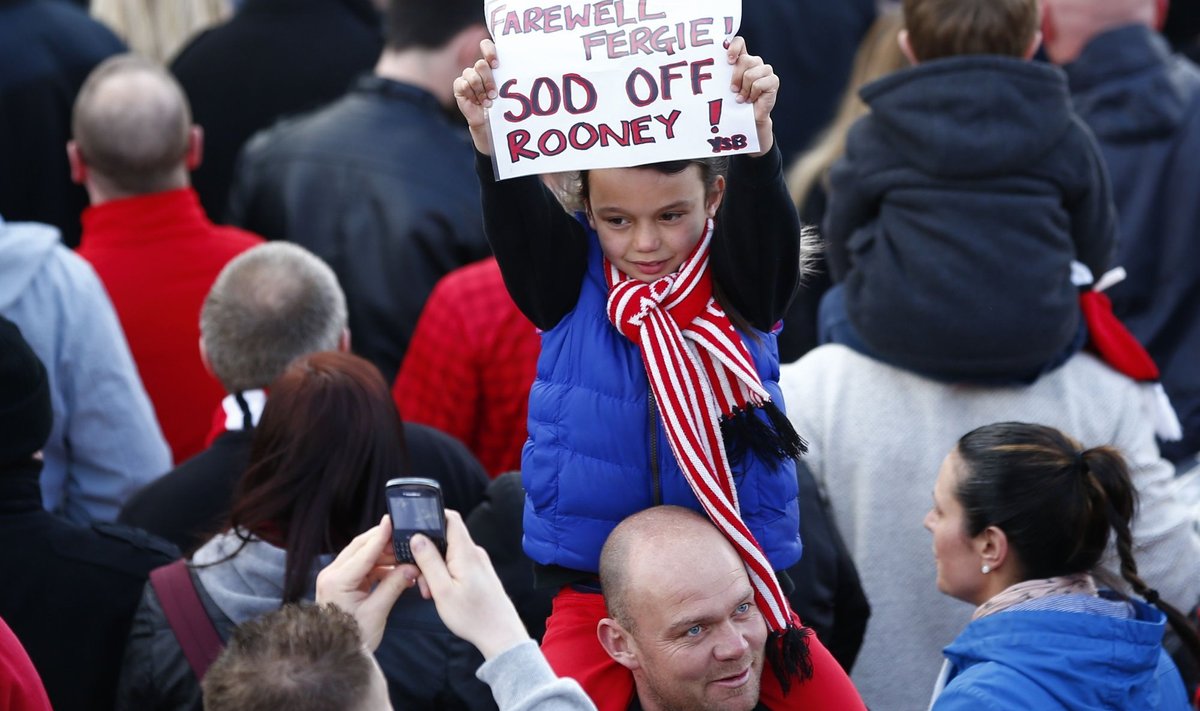Väiksel ManU fännil oli Wayne Rooney'le sõnum. "Sod off!" tähendab "Tõmba uttu!"