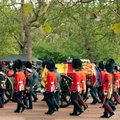 Fotod ja video: kuninganna kirstu teekonda saatsid tuhanded leinajad ja lõputud lillesülemid