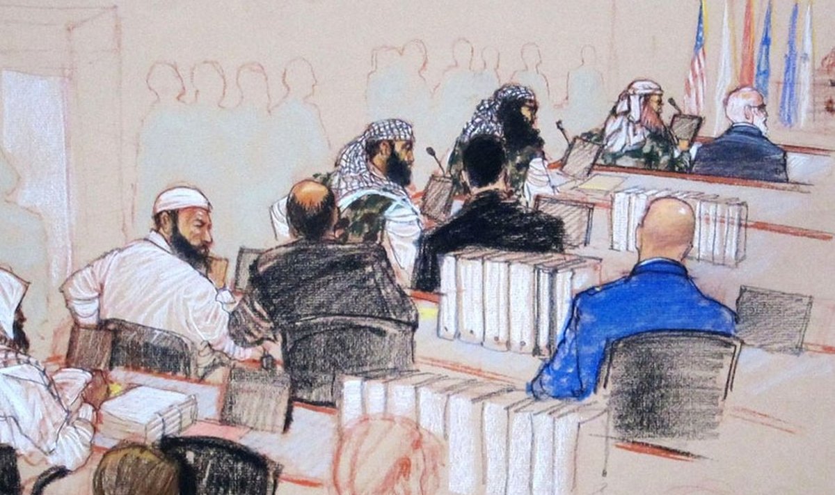 Pentagoni loa saanud joonistus 28. jaanuaril Guantánamos toimunud kohtuistungist. Kohtuniku poolt esimeses kolmes reas istuvad (vasakult paremale) süüdistatavad Ramzi Binalshibh, Walid bin Attash ja Khalid Sheikh Mohammed. Kohtunik James Pohli ees seisab 